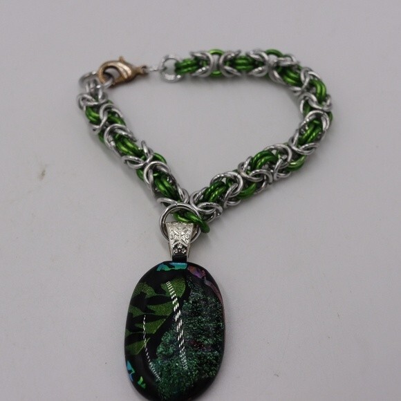 Handmade Woven Chain Maille Green & Silver Pendant Bracelet - Picture 3 of 7